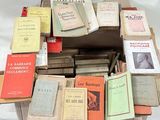 plusieurs livres empilés sur une table