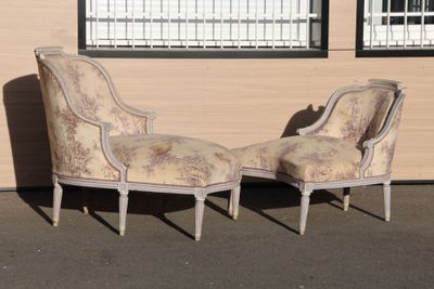two chairs that are sitting next to each other