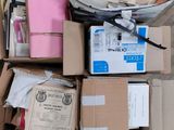 une boîte remplie de boîtes et de papiers posée par terre