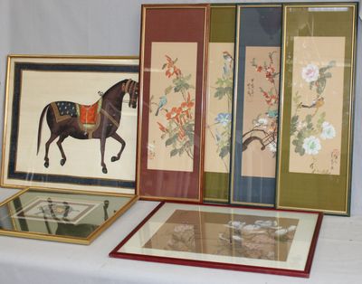 trois photos encadrées représentant un cheval et un oiseau, posées sur une table