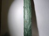 un parapluie vert posé sur une table blanche