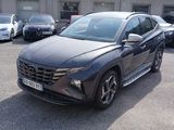 une voiture noire garée dans un parking à côté d'autres voitures