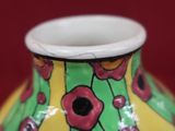 un vase orné d'un motif floral sur un fond rouge
