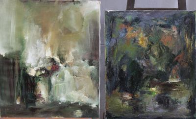 deux tableaux posés sur un chevalet posé sur une table