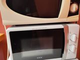 deux micro-ondes empilés l'un sur l'autre sur une table