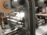 une machine sur laquelle est posé un rouleau de ruban adhésif
