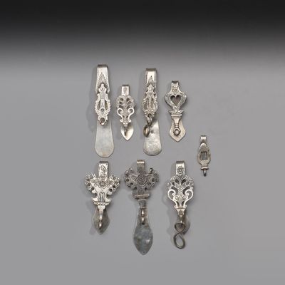 un assortiment de bijoux en argent comprenant une croix, un pendentif et une paire de boucles d'oreilles