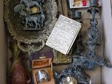 une boîte remplie d'objets hétéroclites posée sur le sol