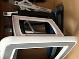 une boîte contenant un micro-ondes