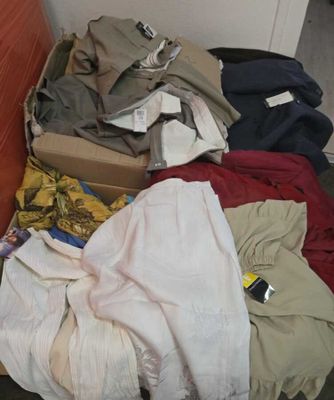 45 / LOT DE 134 kg DE VETEMENTS DE TAILLES ET MARQUES …