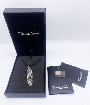 un gros plan d'une boîte contenant un collier