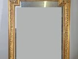 un miroir posé sur une table devant un mur