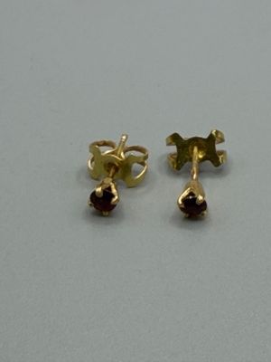 two pairs of gold earrings with garnets on them