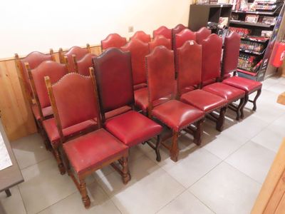 de nombreuses chaises rouges alignées en rang dans une pièce