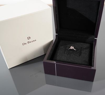 De Beers Délicate bague en or gris 18K 750 millièmes ornée d…