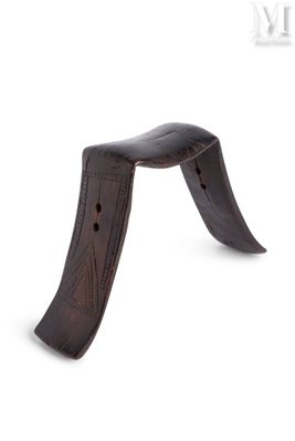 une image montrant un gros plan d'un objet en bois sur fond blanc