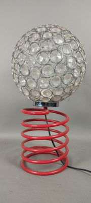 une lampe posée sur un bobinage rouge