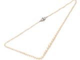 un collier composé d'une seule perle, muni d'un fermoir en diamant