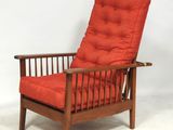 une image représentant une chaise avec un coussin rouge et une structure en bois