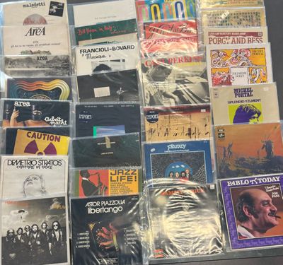 de nombreux disques exposés sur une table
