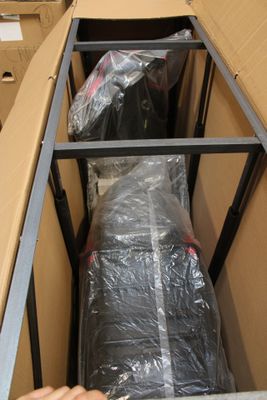 un homme debout dans une boîte avec un matelas