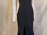 le dos d'une robe noire sur un mannequin, un mannequin, un mannequin, un mannequin, un mannequin, un mannequin, un mannequin, un mannequin