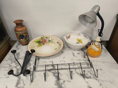 un plan de travail en marbre sur lequel sont posés une lampe, une assiette et d'autres objets