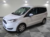 la camionnette blanche est garée sur le sol en damier d'un garage