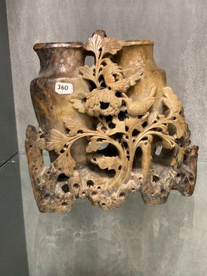deux vases exposés dans une vitrine