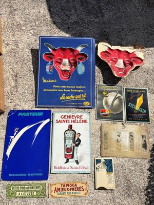 de nombreux objets posés sur le sol les uns à côté des autres