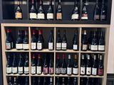 de nombreuses bouteilles de vin sur les étagères du magasin