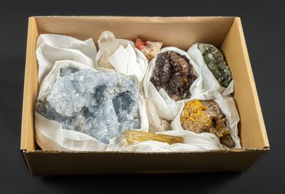 une boîte ouverte remplie de différentes sortes de pierres et de cristaux