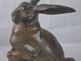une statue représentant un lapin assis sur ses pattes arrière