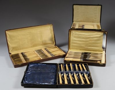 quatre types différents de couverts dans un coffret posé sur une table