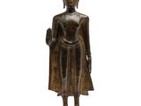 une image représentant une statue en bronze d'un Bouddha debout