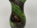un vase en verre orné d'un motif tourbillonnant vert et noir