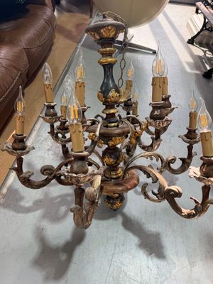 un lustre posé sur une table dans un salon