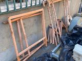 un tas d'ordures devant un immeuble, près d'une clôture