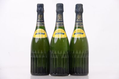 trois bouteilles de champagne posées côte à côte sur une table