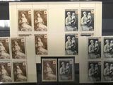 de nombreux timbres exposés sur une table