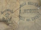 un sac de farine posé par terre à côté d'un poêle