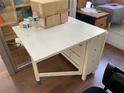 un bureau blanc sur lequel se trouve une boîte