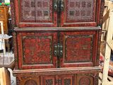 une armoire en bois surmontée de nombreux tiroirs