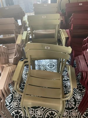 un grand nombre de chaises dans une pièce