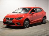 une voiture Ibe rouge garée dans un garage