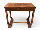 une photo d'une table en bois avec un plateau en carrelage