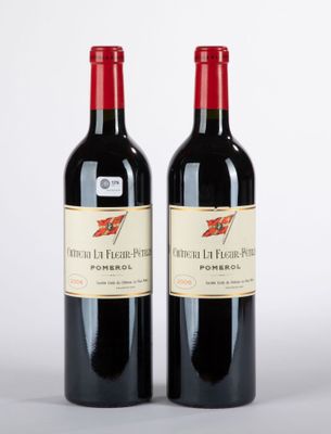 deux bouteilles de vin rouge posées l'une à côté de l'autre sur une surface blanche