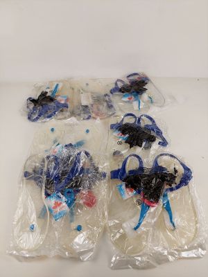 quatre parts de gâteau emballées dans des sachets en plastique