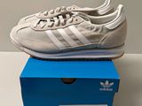 Les baskets adidas se trouvent dans une boîte posée sur une surface blanche