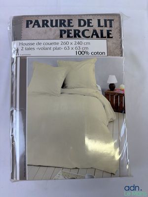 emballage d'un lit comprenant une paire d'oreillers et une taie d'oreiller